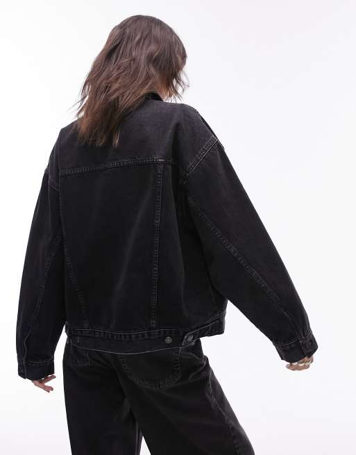 Chaqueta vaquera extragrande en negro desgastado de Topshop, 2 de 4