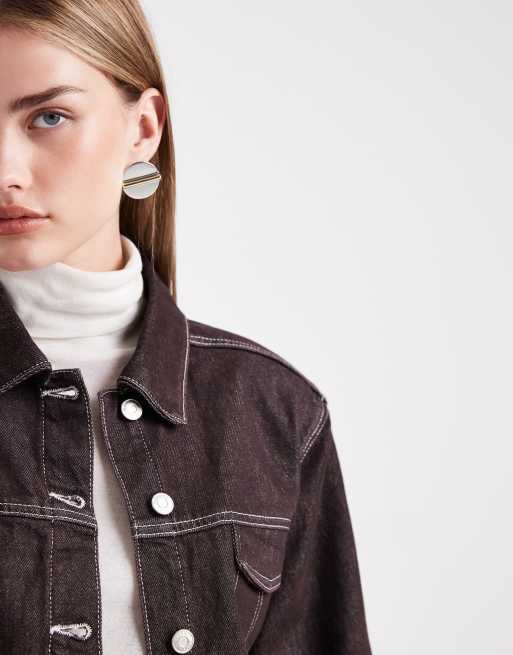 Chaqueta vaquera marrón oscuro de corte cuadrado con hombreras de ASOS DESIGN, 3 de 4
