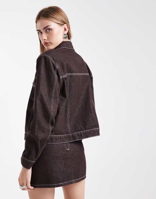 Chaqueta vaquera marrón oscuro de corte cuadrado con hombreras de ASOS DESIGN, 4 de 4