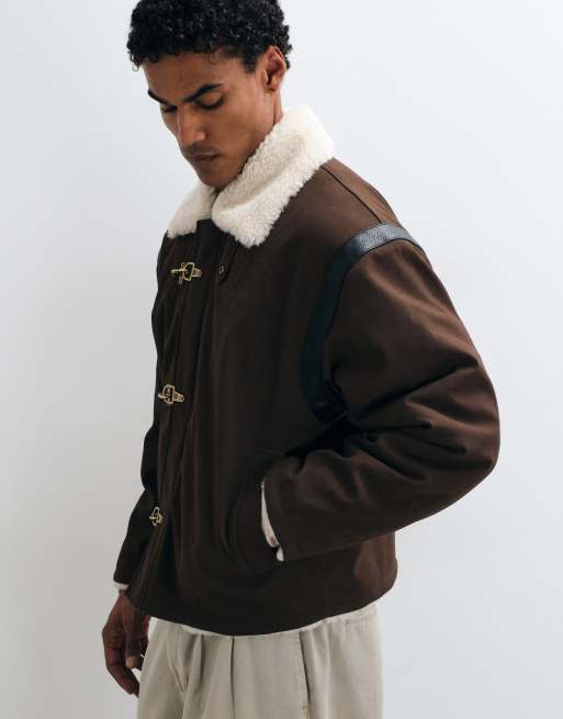 Chaqueta varsity tipo duffle marrón con cierres de hebilla, 5 de 5