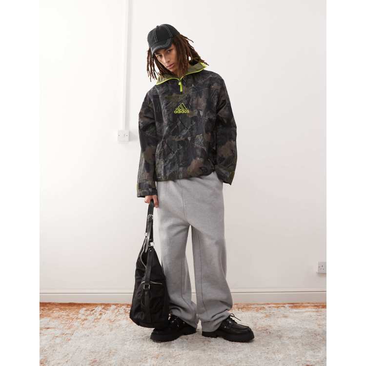 Chaqueta verde con estampado de camuflaje Q1 de adidas Originals