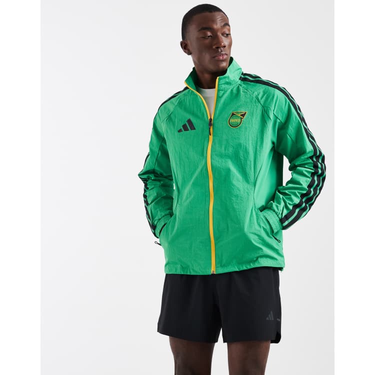 Chaqueta verde intenso con diseño de la primer equipación de