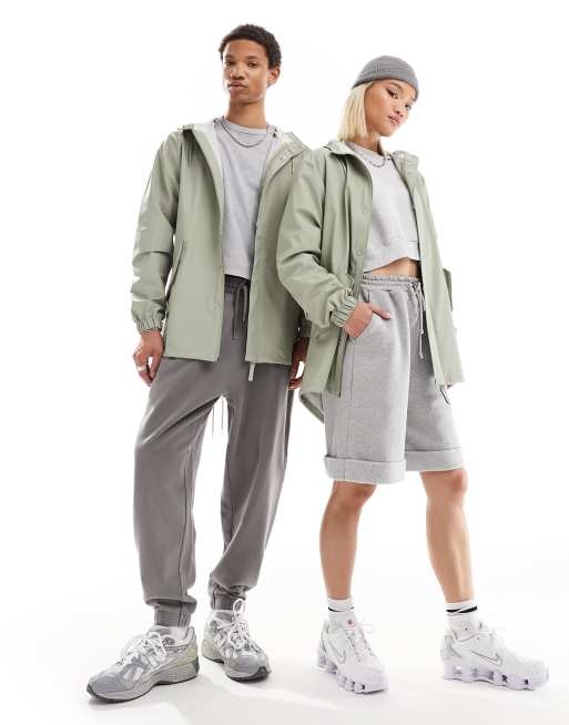 Chaqueta verde salvia unisex impermeable con detalle de cola 18010 de Rains, 4 de 4
