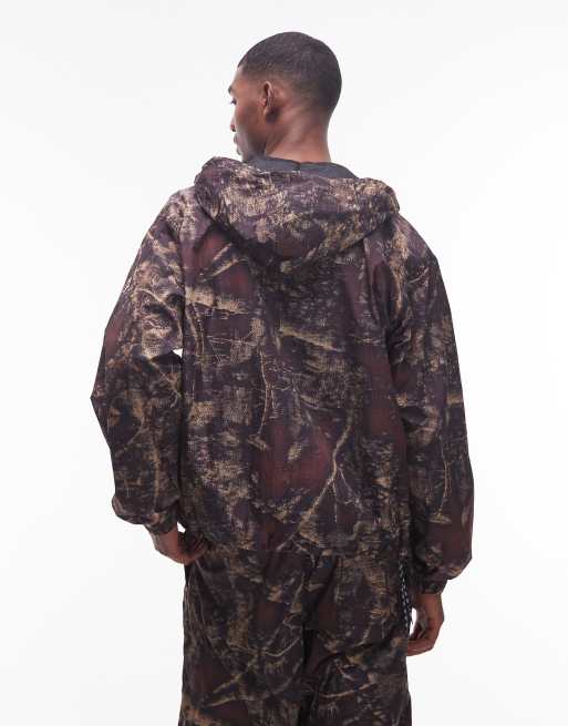 Chaquetas en tonos oscuros con capucha y estampado de camuflaje de nailon Glitch de No Problemo (parte de un conjunto), 3 de 5