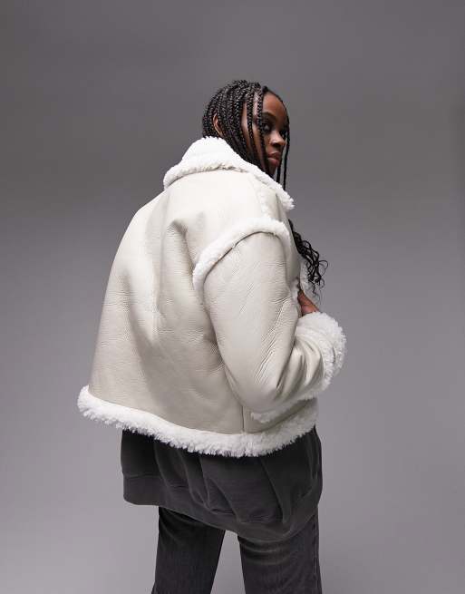 Chaquetón corto blanco de borreguito sintético de Topshop Tall, 2 de 4