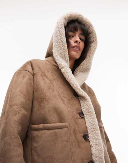Chaqueton corto color vison de borreguito efecto antelina con capucha y forro de borreguito de Topshop