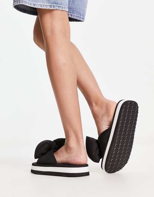 Charles & Keith – Czarne sandały na płaskiej platformie z puchatą kokardką, 2 z 4