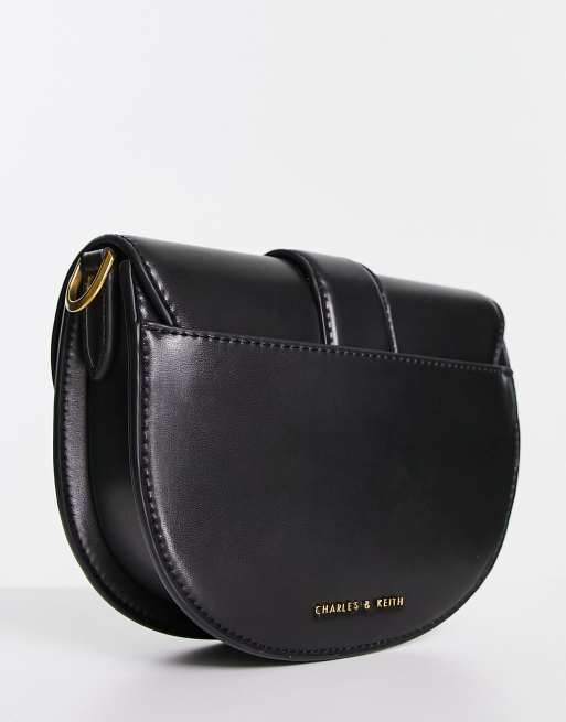 Charles & Keith – Kleine Umhängetasche in Schwarz mit goldfarbenem Verschluss, 4 von 4