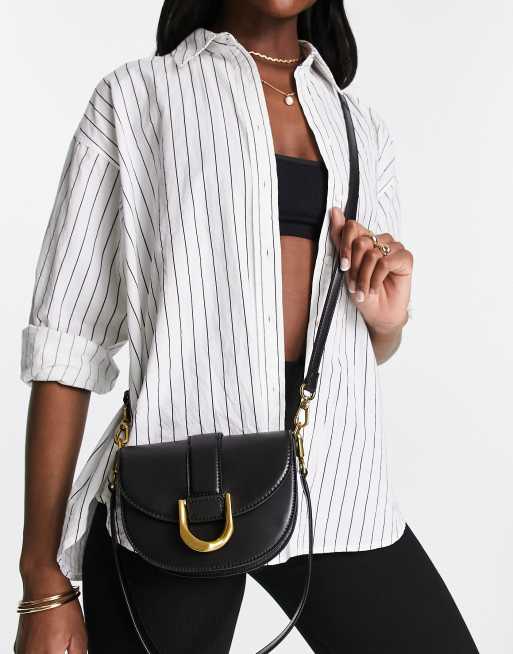Charles & Keith – Mała czarna torebka crossbody ze złotym zapięciem