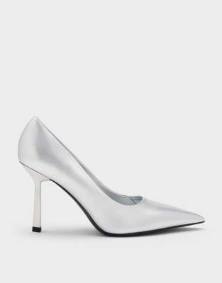  Metallic pointed-toe pumps 