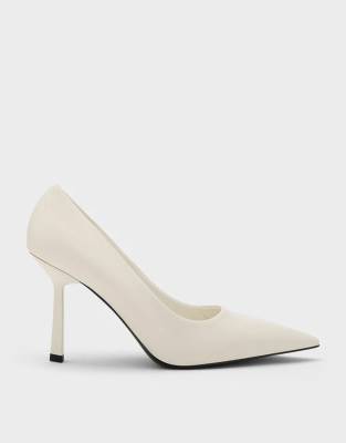  Pointed-toe pumps in cream