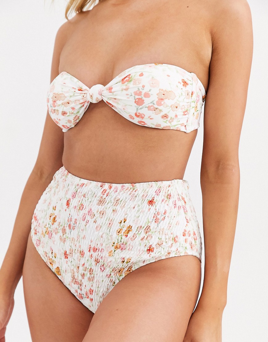 Charlie Holiday - Aangerimpeld bikinibroekje met hoge taille en bloemenprint in wit-Multi