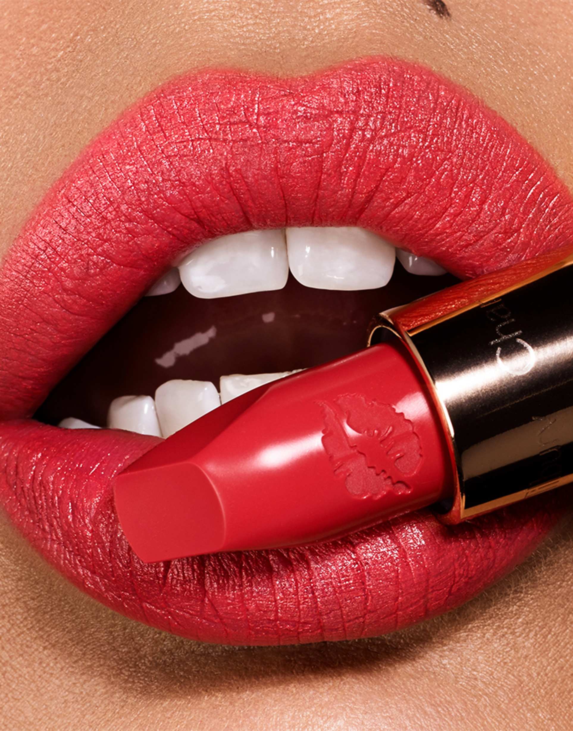 Губная помада фирма. Charlotte Tilbury hot Lips. Губная помада Липстик. Помада Emily Revolution.