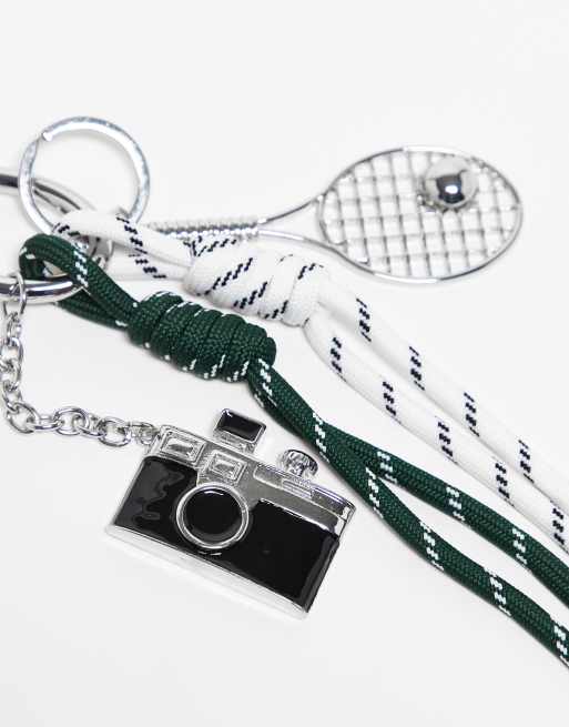 Charm para bolso de cordón verde con colgante de raqueta de tenis de ASOS DESIGN, 2 de 3