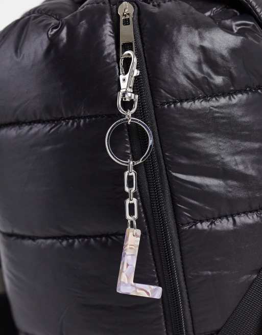 Charm bolso lila con diseño personalizado de la letra "L" de ASOS DESIGN | ASOS