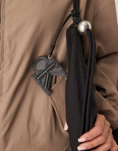 Charm para bolso negro con monograma en relieve de Calvin Klein Jeans - view 1