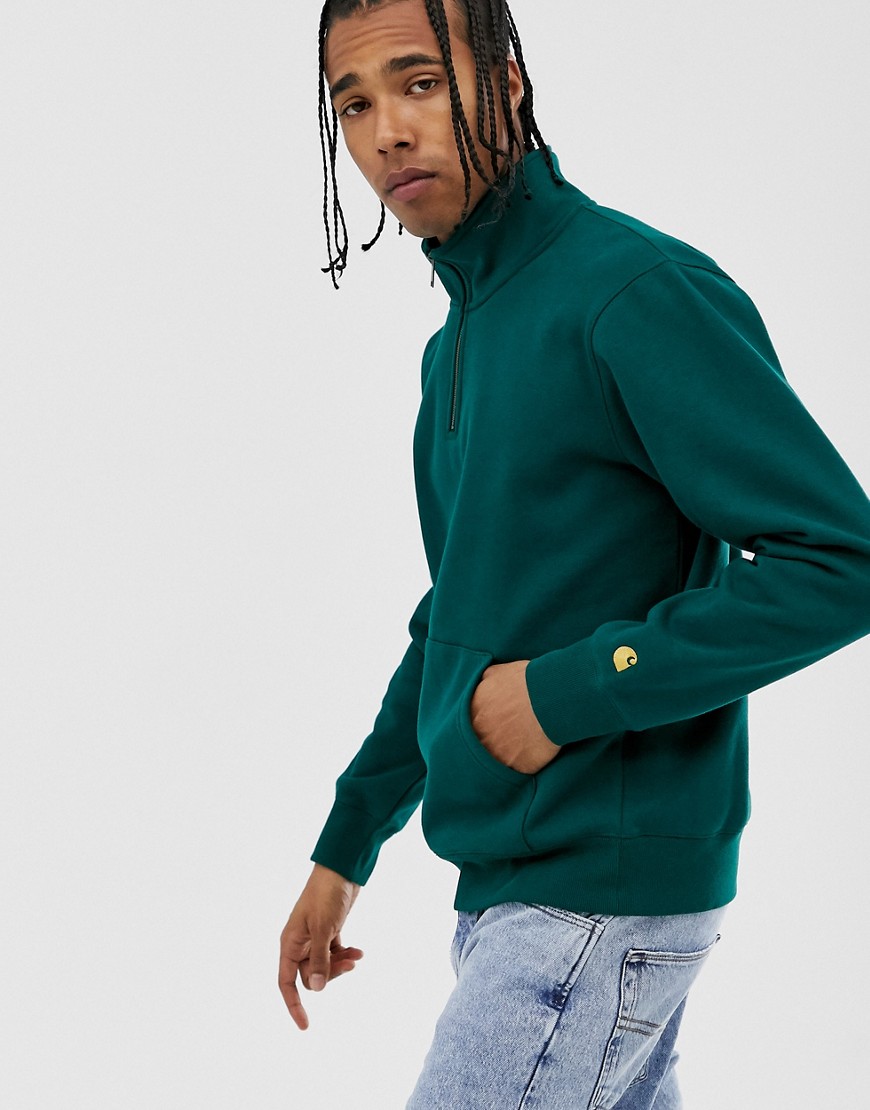 Chase sweatshirt med lynlås i halsen i mørk fyrgrøn fra Carhartt WIP