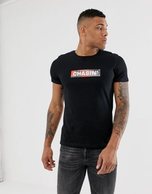Chasin' – Box – Svart kamouflagemönstrad t-shirt med rund halsringning