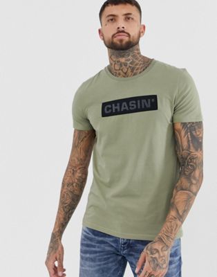 Chasin' Darric – Khakifärgad t-shirt med rund halsringning och logga med meshtext-Grön