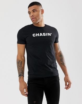 Chasin' – Duell – Svart t-shirt med rund halsringning och vit logga