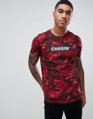 Chasin' – Evans – Röd t-shirt med logga och kamouflagemönster