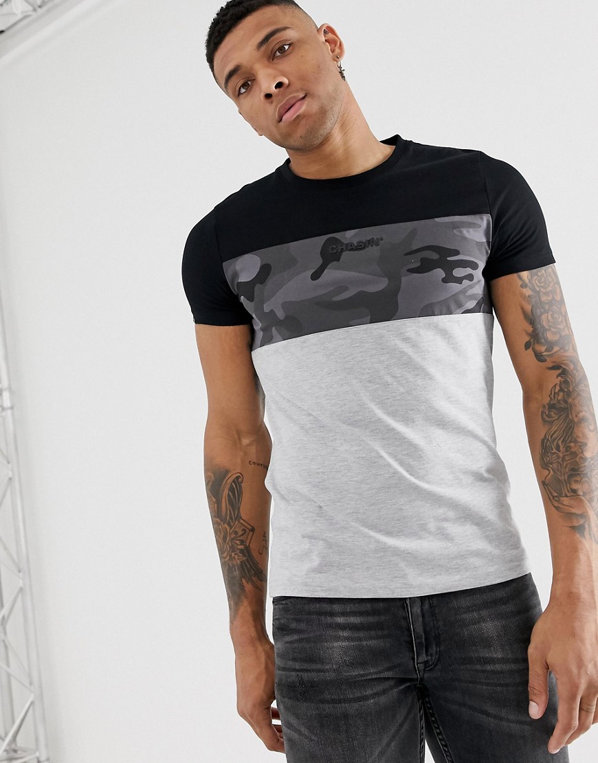Chasin' Jeremy – Svart kamouflagemönstrad t-shirt med färgblock