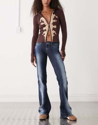 Cheap Monday - Booty Bei - Bootcut-Jeans in Spray-Blau mit Stretchanteil und niedrigem Bund