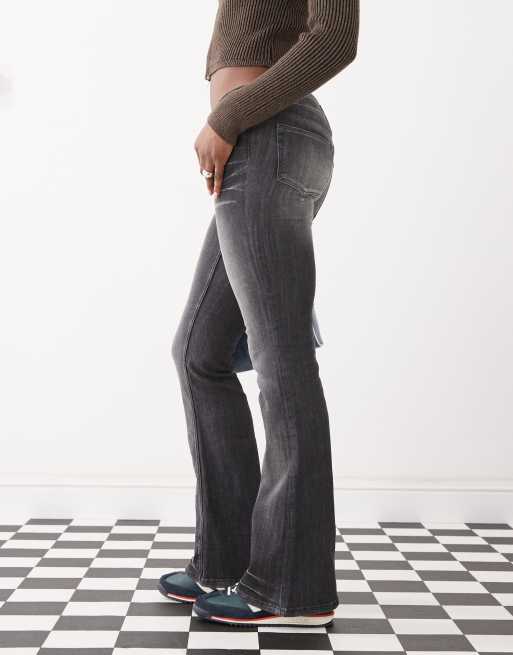 Cheap Monday – Booty Bei – Bootcut-Jeans in verblasster schwarzer Waschung mit Stretchanteil und niedrigem Bund, 2 von 5