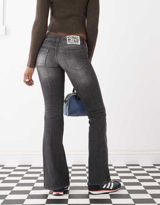 Cheap Monday – Booty Bei – Bootcut-Jeans in verblasster schwarzer Waschung mit Stretchanteil und niedrigem Bund, 3 von 5