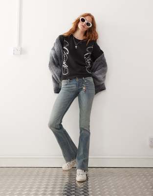 Cheap Monday - Booty Bei - Bootcut-Jeans in verwaschenem, schmutzigem Blau mit Stretchanteil und niedrigem Bund