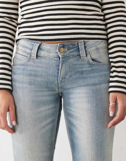 Cheap Monday – Booty Bei – Bootcut-jeans med stretch och låg midja i ljusblå tvätt , 4 av 5
