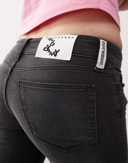 Cheap Monday - Booty Bei - Bootcut jeans met stretch en lage taille in polly houtskool zwarte wassing  , 3 van 5