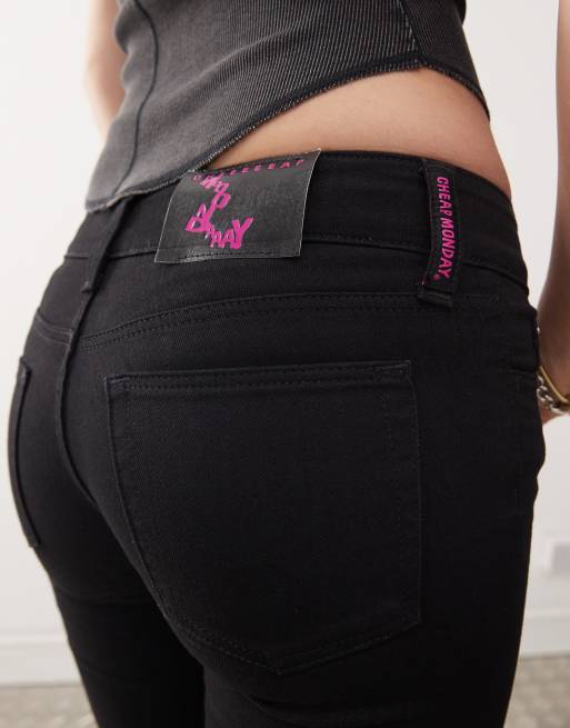 Cheap Monday - Booty Bei - Bootcut jeans met stretch en lage taille in zwart met verouderde rinse wassing, 3 van 5