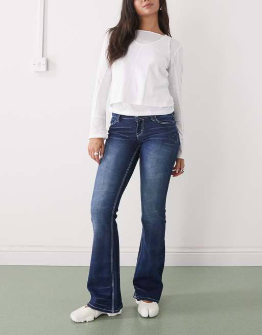 Cheap Monday – Booty Bei – Ciemnoniebieskie elastyczne jeansy bootcut z niskim stanem i haftowanymi motywami na tylnych kieszeniach