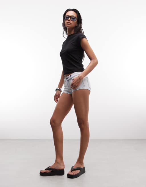 Cheap Monday – Booty Bei – Jeans-Hotpants in hellblauer Waschung, 2 von 5