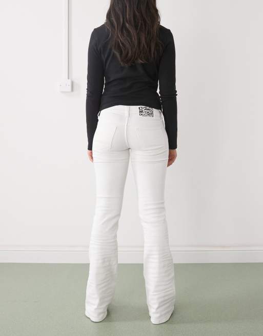 Cheap Monday – Booty Bei – Vita bootcut-jeans med stretch och låg midja