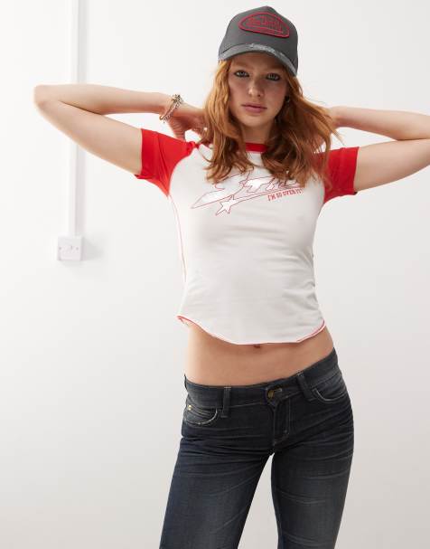 Cheap Monday – Dopasowany T-shirt w kolorze złamanej bieli z raglanowymi rękawami i metalicznym nadrukiem - view 1