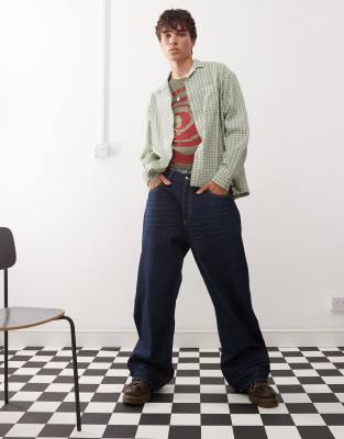 Looser baggy jeans in blue rinse wash