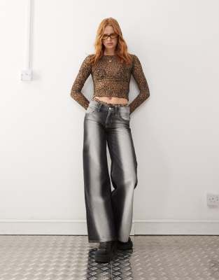 Thumbnail - Cheap Monday - Poser - Weite Skater-Jeans in verwaschenem Schwarz mit mittlerem Bund und extremem Spraydesign