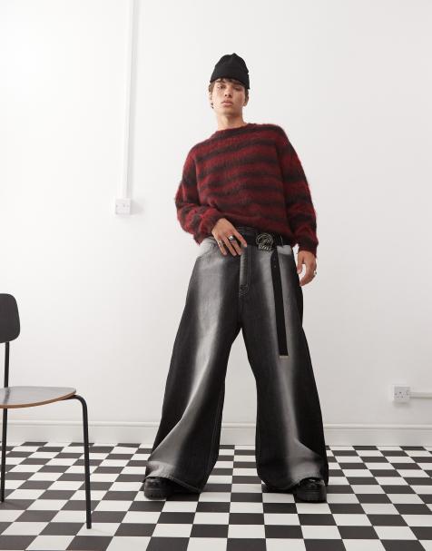 Cheap Monday – Rad – Jeans in verwaschenem Schwarz mit extremem Spray-Design und superweitem Beinschnitt - view 1