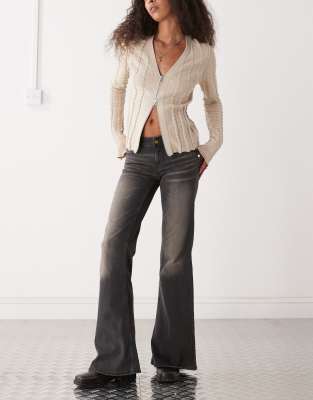 Cheap Monday - Schlagjeans in Schwarz mit senfgelber Waschung, Stretch-Anteil und niedrigem Bund