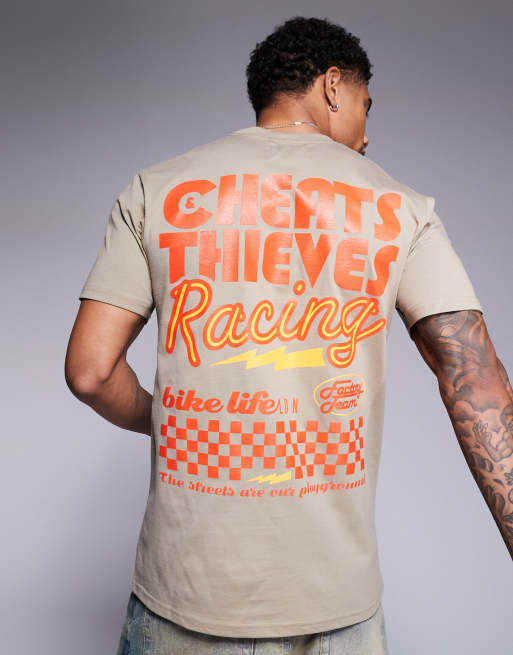 Cheats & Thieves – Ciemnobeżowy T-shirt z nadrukiem z napisem „Racing” na plecach o gramaturze 200 gsm