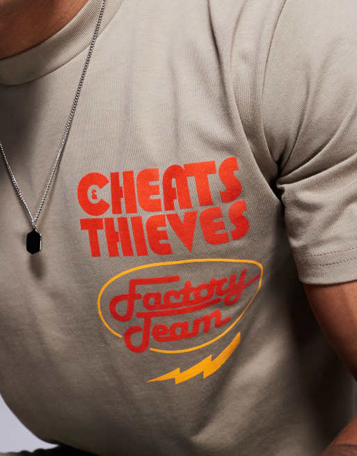 Cheats & Thieves - T-shirt 200 g/m² à imprimé style course au dos - Beige foncé, 4 de 4