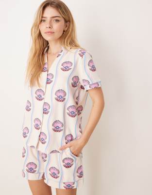 Chelsea Peers - Baumwoll-Set mit Muschelprint bestehend aus kurzärmligem Hemd mit Reverskragen und Shorts-Weiß