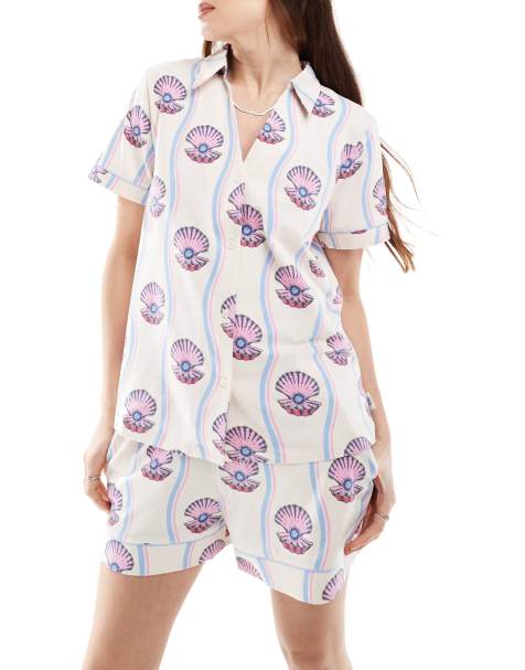 Chelsea Peers – Baumwoll-Set mit Muschelprint bestehend aus kurzärmligem Hemd mit Reverskragen und Shorts - view 1