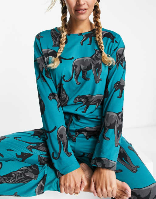 Chelsea Peers – Blågrön, pantermönstrad pyjamas i polyester med topp och mjukisbyxor