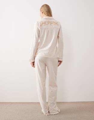 Chelsea Peers - Brautmode - Pyjama in Weiß mit „Just Married"-Print, Rüschen am Saum und Bündchen