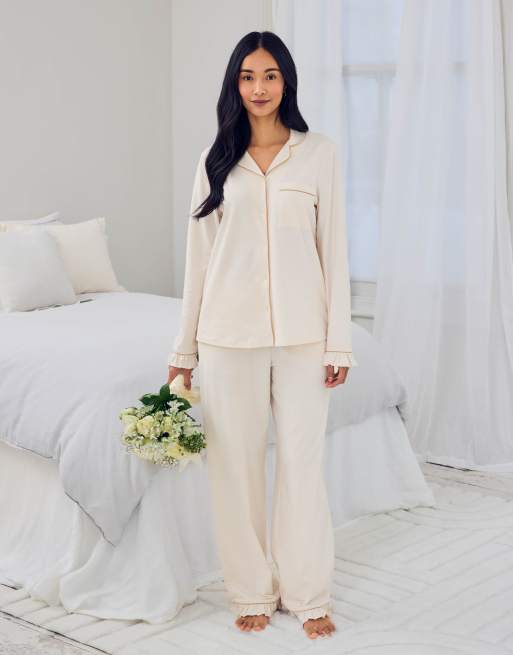 Chelsea Peers – Brautmode – Pyjama in Weiß mit „Just Married“-Print, Rüschen am Saum und Bündchen, 2 von 3