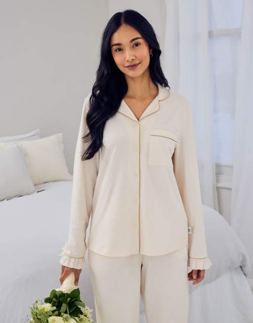 Chelsea Peers – Brautmode – Pyjama in Weiß mit „Just Married“-Print, Rüschen am Saum und Bündchen, 3 von 3