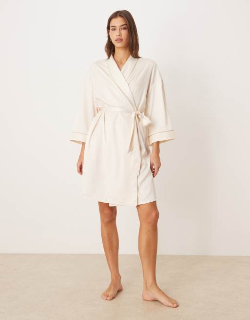Chelsea Peers – Bridal – Satin-Morgenmantel in Weiß mit Spitzenbesatz, 5 von 5